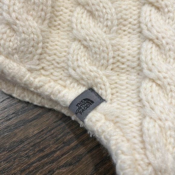 The North Face Women’s Cable Knit Cream Ear Muff Stocking Hat Fleece Ski - Picture 4 of 13